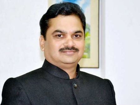 ശങ്ക തോന്നി.. പിന്നെ ഒന്നും നോക്കിയില്ല, നടുറോഡിൽ കാര്യം സാധിച്ചു; മഹാരാഷ്ട്ര മന്ത്രി വിവാദത്തിൽ