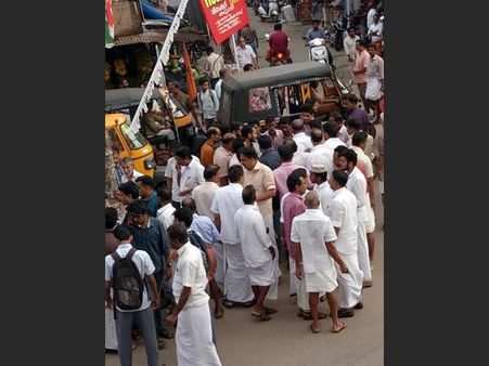 സിനിമാ സ്റ്റൈലില്‍ സിഐ ബോര്‍ഡ് ചവിട്ടിക്കൂട്ടി; നാട്ടുകാര്‍ പ്രതിഷേധിച്ചു