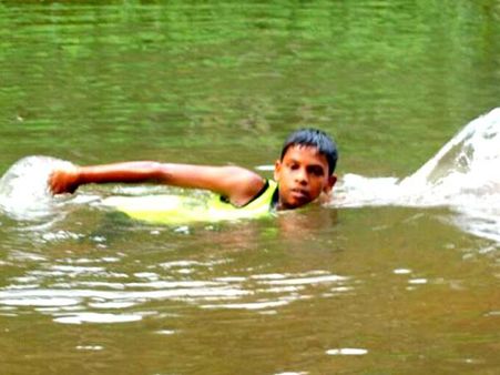 പരിശീലകരോ പണമോ ഇല്ല; നേട്ടങ്ങളിലേക്ക് നീന്തിക്കയറുകയാണ് പതിനാലുകാരന്‍