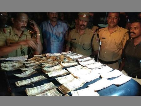 പ്ലാസ്റ്റിക് സഞ്ചിയില്‍ 1.65 ലക്ഷം രൂപയുടെ നിരോധിത നോട്ടുമായി തിരൂര്‍ റെയില്‍വെ സ്‌റ്റേഷനില്‍ മംഗലാപുരം സ്വദേശി പിടിയില്‍