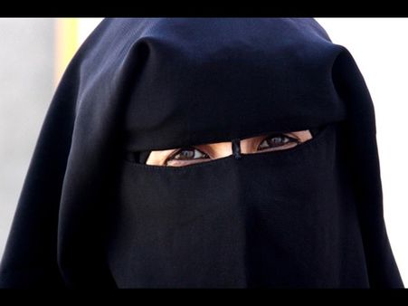 വനിതാ കംപാർട്ട്മെന്റിൽ പർദ്ദ ധരിച്ച പുരുഷന്‍ ; അപകടച്ചങ്ങല വലിച്ചതോടെ ട്രെയിൻ നിർത്തി