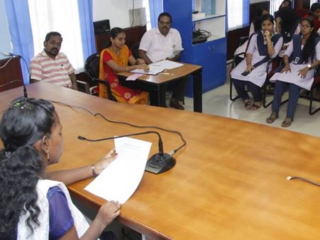 'വാര്‍ത്തകള്‍ വായിക്കുന്നത് കലക്ടറേറ്റില്‍ നിന്നും': വിദ്യാര്‍ത്ഥികള്‍ക്കായി വാര്‍ത്താ അവതരണ മത്സരം