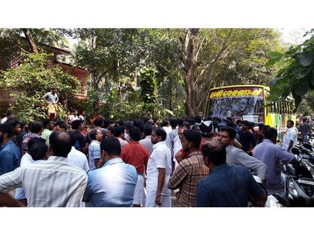 പേരാമ്പ്രയിൽ ബസ് ഡ്രൈവറുടെ ദുരൂഹമരണം; റോഡ്‌ ഉപരോധിച്ചു