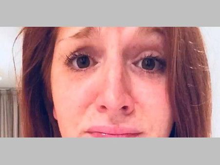 അവൾക്ക് ആ സ്നേഹം നിയന്ത്രിക്കാനായില്ല; അവന്റെ കാൽ‌പ്പാദങ്ങൾ നെഞ്ചത്ത് വച്ചു... ആകെ പെട്ടു!