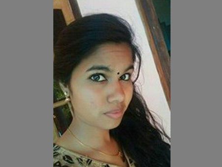 ട്രെയിനില്‍ നിന്ന് വീണ വിദ്യാര്‍ത്ഥിനി മരിച്ചു. വിദ്യാര്‍ത്ഥി ഗുരുതരാവസ്ഥയില്‍; സംഭവം കണ്ണൂരില്‍