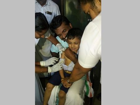 വാക്‌സിനേഷന്‍ പൂജ്യം ശതമാനമായിരുന്ന അഴീക്കല്‍ സ്‌കൂളില്‍ ചെയര്‍മാനും അധ്യാപകരും ഒരുമിച്ചപ്പോള്‍ 50% കടന്നു, ലക്ഷ്യം 100%