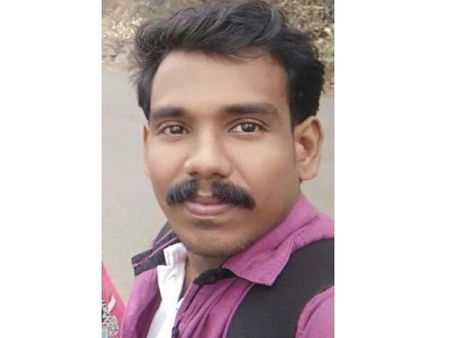 ഭാര്യയെ സ്‌കൂളിലാക്കി തിരിച്ചുവരുന്നതിനിടെ ബസിടിച്ച് ബൈക്ക് യാത്രികന്‍ ബസിനടിയില്‍പ്പെട്ട് മരിച്ചു