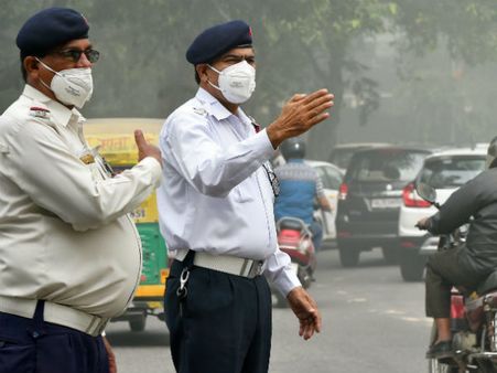 ദില്ലി ഗ്യാസ് ചേംബര്‍... 'അടിയന്തരാവസ്ഥ', വാഹനങ്ങള്‍ക്കു നിയന്ത്രണം, പാര്‍ക്കിങ് ഫീ കുത്തനെ കൂട്ടി