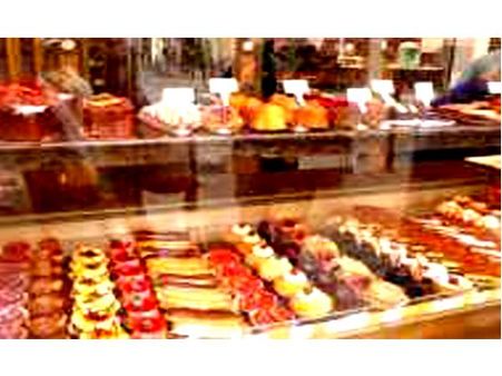 പഴകിയ ഭക്ഷണം; വിദ്യാര്‍ത്ഥികളുടെ പരാതിയില്‍ ബേക്കറി കട അടപ്പിച്ചു