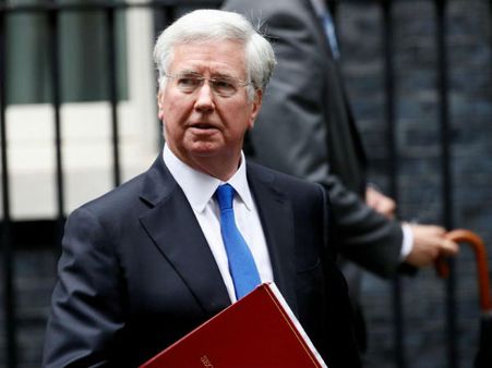 അവതാരകയുടെ കാൽമുട്ടിൽ കയറി പിടിച്ചു, ലൈംഗികാരോപണത്തെ തുടർന്ന് ബ്രിട്ടീഷ് പ്രതിരോധമന്ത്രി രാജിവെച്ചു