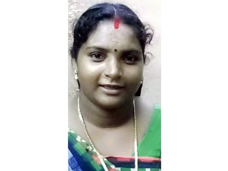 വീട്ടുകാര്‍ ബന്ധുവീട്ടില്‍പോയി തിരിച്ചുവന്നപ്പോള്‍ യുവതി കിടപ്പുമുറിയില്‍ സാരിയില്‍ തൂങ്ങി മരിച്ച നിലയില്‍