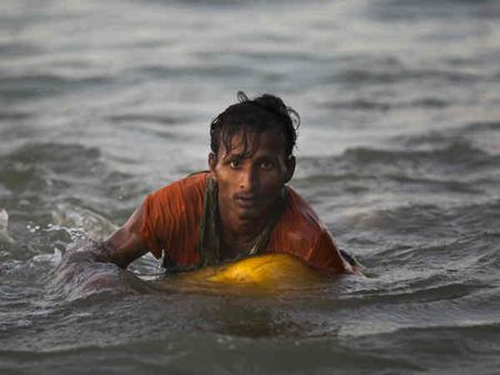മരണം പിന്നിലുണ്ട്, കാലി ഡ്രമ്മുമായി നദിയിലേക്ക് ചാടി, പിന്നെ സംഭവിച്ചത്.. 13കാരന്റെ സാഹസിക യാത്ര