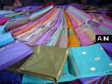 സാരിയെ ഹൈന്ദവ ദേശീയതയുമായി ബന്ധിപ്പിച്ചു; ന്യൂയോർക്ക് ടൈംസിന് സോഷ്യൽ മീഡിയയിൽ പൊങ്കാല!