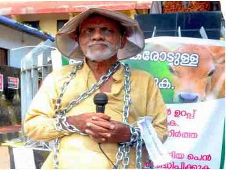 ഗാന്ധി പ്രതിമയ്ക്ക് മുന്നില്‍ ചങ്ങലയില്‍ ബന്ധിച്ച് ക്ഷീര കര്‍ഷകന്റെ ഒറ്റയാള്‍ പോരാട്ടം