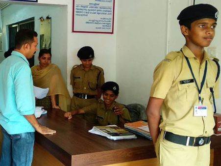 പോലീസ് കസേരകളിൽ മീശ മുളക്കാത്ത കുട്ടികള്‍; ഒട്ടും പരിഭവങ്ങള്‍ ഇല്ലാതെ