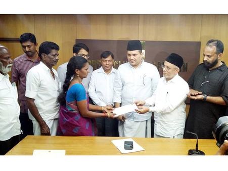 പാണക്കാട് മുനവ്വറലി തങ്ങളുടെ ഇടപെടലില്‍ വധശിക്ഷക്ക് കുവൈത്തില്‍ കഴിയുന്ന തമിഴ്‌നാട് സ്വദേശിക്ക് മോചനമൊരുങ്ങുന്നു, കൊല്ലപ്പെട്ട കുടുംബത്തിന് 30ലക്ഷം കൈമാറി