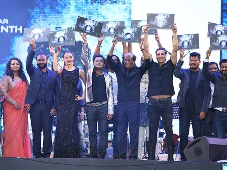 സ്റ്റൈല്‍ മന്നന്‍ ഗള്‍ഫില്‍, ആര്‍പ്പുവിളിയും ആവേശവുമായി ആരാധകര്‍