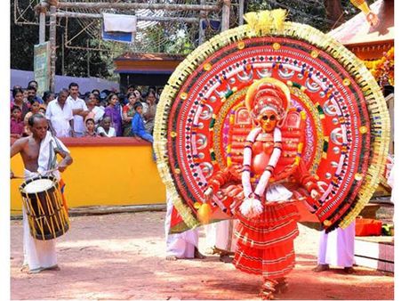 അറന്നൂറിലേറെ തെയ്യക്കോലങ്ങളെ അവതരിപ്പിച്ച കലാകാരനെതേടി ദേശീയ അംഗീകാരം
