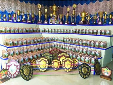 ട്രോഫി കമ്മിറ്റിയും പ്ലാസ്റ്റിക് ഉപേക്ഷിച്ചു; മഹാഗണി മരത്തില്‍ ഒരുക്കിയ ശില്‍പങ്ങള്‍ ശ്രദ്ധേയമായി