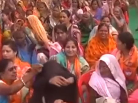 യോഗിയുടെ റാലിയിൽ മുസ്ലീം സ്ത്രീയുടെ പർദ്ദ അഴിപ്പിച്ചു, അതും പരസ്യമായി! സുരക്ഷാ ഭീഷണിയെന്ന്...