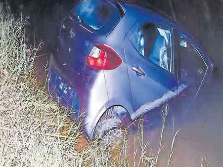 കാർ കനാലിലേക്ക് വീണു; അമ്മയും മകനും അത്ഭുതകരമായി രക്ഷപ്പെട്ടു