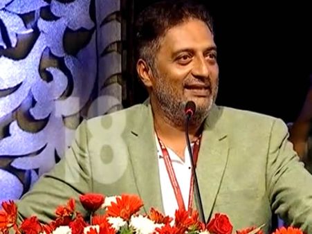 സംഘി അജണ്ടകളുടെ മുഖത്തടിച്ച് പ്രകാശ് രാജ്.. അജണ്ടകളുമായി മുന്നോട്ട് വരാൻ വെല്ലുവിളി