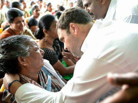 ഓഖി ദുരന്തതീരങ്ങളിൽ രാഹുൽ ഗാന്ധി.. ദുരിതബാധിതരെ ചേർത്ത് പിടിച്ച് കോൺഗ്രസ് നിയുക്ത പ്രസിഡണ്ട്
