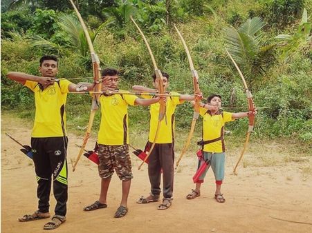 വാള്‍ മുന കൊണ്ടും പരിചതലപ്പു കൊണ്ടും ഇതിഹാസം തീര്‍ത്ത കടത്തനാട്ടെ പോരാളികള്‍. അമ്പെയ്ത്ത് മത്സരത്തിലും കരുത്ത് കാട്ടുന്നു