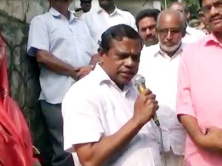 ദളിതരായ തങ്ങളെ യുഡിഎഫും എല്‍ഡിഎഫും പൊതുചടങ്ങുകളില്‍ നിന്നും മാറ്റിനിര്‍ത്തുന്നതായി മുസ്ലിംലീഗിന്റെ മലപ്പുറം ജില്ലാ പഞ്ചായത്ത് പ്രസിഡന്റ് എപി ഉണ്ണിക്കൃഷ്ണന്‍