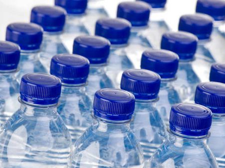 കുപ്പിവെള്ളത്തിന് എംആര്‍പിയിലും അധികം വില ഈടാക്കാം; കേന്ദ്രത്തിന്റെ വാദം തള്ളി സുപ്രീം കോടതി