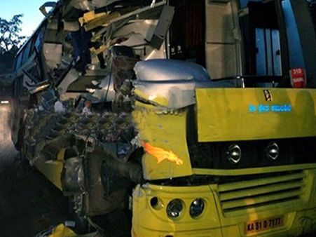 ഹാസനില്‍ ബസുകള്‍ കൂട്ടിയിടിച്ച് പാണലത്തെ എഞ്ചിനീയറിംഗ് വിദ്യാര്‍ത്ഥിനിയടക്കം മൂന്ന് പേര്‍ മരിച്ചു