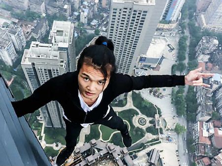 62 നില കെട്ടിടത്തിനു മുകളിൽ തൂങ്ങിക്കിടന്ന് പുള്‍ അപ്പ് എടുത്തു; ചൈനീസ് സൂപ്പർമാന് സംഭവിച്ചത്....