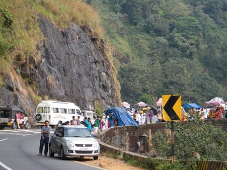 താമരശേരി ചുരത്തില്‍ ടിപ്പര്‍ ലോറികള്‍ക്ക് നിയന്ത്രണം; കോഴിക്കോട് നഗരത്തില്‍ ബസുകളില്‍ ചെക്കിങ്