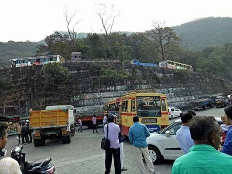 പരിഹാരമാകാതെ ചുരത്തിലെ കുരുക്ക്; നിയന്ത്രണം കര്‍ശനമാക്കാന്‍ മരാമത്ത് വകുപ്പ്; ബദല്‍വഴികളില്‍ കൂടുതല്‍ വാഹനങ്ങള്‍
