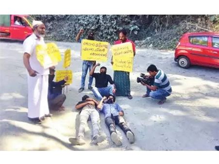 ചുരത്തിലെ കുഴിയില്‍ ഇറങ്ങിക്കിടന്നും പ്രതിഷേധം