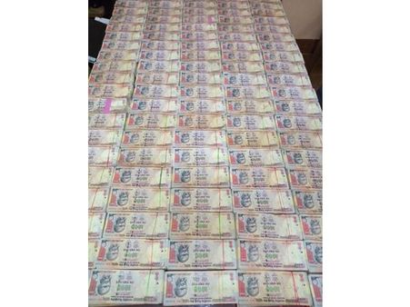 ഒരു കോടി രൂപയുടെ നിരോധിച്ച നോട്ടുകള്‍ക്ക് 25 ലക്ഷം രൂപയുടെ പുതിയ നോട്ട് നല്‍കാമെന്ന് വ്യവസ്ഥ; രണ്ടു കോടി രൂപയുടെ നിരോധിത നോട്ടുകളുമായി നാലംഗ സംഘം മഞ്ചേരിയില്‍ പിടിയില്‍