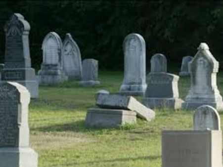 പ്രേതത്തെ വെല്ലുവിളിച്ച് മുന്‍ മന്ത്രി... രാത്രി ഉറക്കം ശ്മശാനത്തില്‍!! ഇത്തവണയും തെറ്റിച്ചില്ല