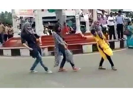ജിമിക്കി കമ്മലിന് മലപ്പുറത്ത് ഫ്ലാഷ് മൊബ് നടത്തിയ മുസ്ലിം പെണ്‍കുട്ടികള്‍ക്കെതിരെ സൈബര്‍ സദാചാര വാദികള്‍