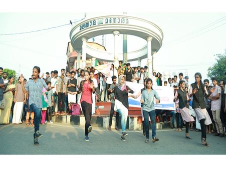 മുസ്ലിംപെണ്‍കുട്ടികളുടെ വൈറലായ ഫ്‌ളാഷ് മോബിന് പിന്തുണയുമായി മലപ്പുറത്തെ അതേ സ്ഥലത്ത് വീണ്ടും ഫ്ലാഷ് മോബ്!