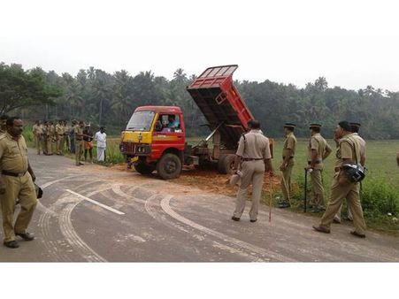 ഗെയ്ല്‍ പദ്ധതി: ആയഞ്ചേരി തുലാറ്റുംനടയില്‍ വയല്‍ നികത്തി തുടങ്ങി -സമര സമിതി ഭാരവാഹികളെ കസ്റ്റഡിയിലെടുത്തു