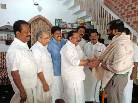 അഭിനന്ദനവും ഐക്യദാര്‍ഢ്യവുമായ് എംഎം ഹസ്സന്‍; അസഹിഷ്ണുതയില്‍ നിന്ന് മോചനം വേണമെന്ന് രാമനുണ്ണി