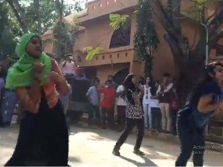 ചലച്ചിത്രോത്സവ വേദിയിലും തട്ടമിട്ട പെൺകുട്ടികളുടെ പ്രതിഷേധ ഫ്ലാഷ് മോബ്! മതമൗലികവാദികൾക്ക് താക്കീത്..