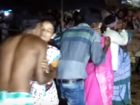 വീണ്ടും കിസ് ഓഫ് ലൗ... എംഎല്‍എമാര്‍ കുരുക്കില്‍, ഗ്രാമത്തില്‍ കൂട്ട ചുംബനം!! വീഡിയോ വൈറല്‍