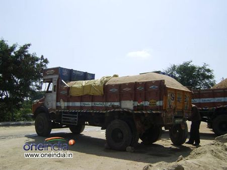മണല്‍ കടത്ത് ലോറി വൈദ്യുതി തൂണിലിടിച്ച് നിര്‍ത്താതെ പോയി; ഒളികേന്ദ്രത്തില്‍ വെച്ച് രണ്ട് ലോറികള്‍ പിടിച്ചു