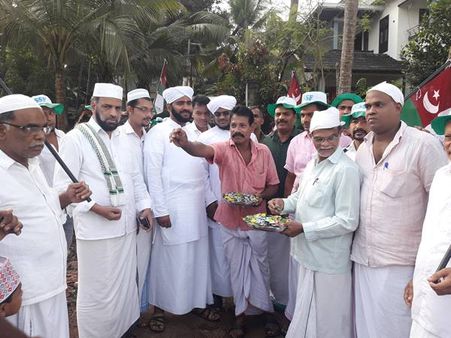 നബിദിന റാലിക്ക് അയ്യപ്പഭക്തരും ക്ഷേത്ര കമ്മറ്റി ഭാരവാഹികളും അമ്പലമുറ്റത്ത് സ്വീകരണം നല്‍കി