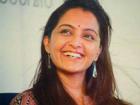 ഓഖി; മഞ്ജുവിന്റെ ഇടപെടലുകള്‍ ശ്രദ്ധേയം; കോടികള്‍ വാരുന്ന സൂപ്പര്‍ സ്റ്റാറുകള്‍ക്ക് കുലക്കമില്ല