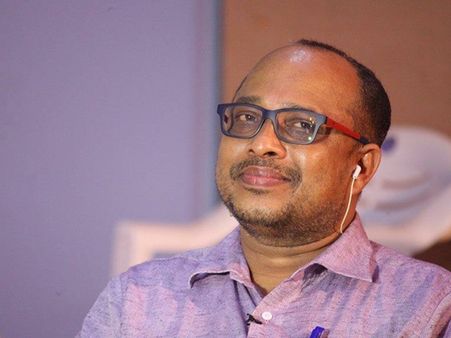 മലപ്പുറം ഫ്ളാഷ് മോബ്: മുസ്ലിം പെൺകുട്ടികളെ ചീത്ത വിളിച്ചത് സംഘികളെന്ന് പിഎം മനോജ്.. പൊങ്കാലക്കലം!!