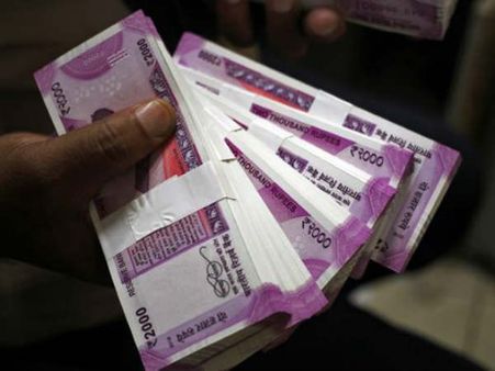 ആർകെ നഗറിൽ പണം വിതരണം വ്യാപകം; പിന്നിൽ അണ്ണാഡിഎംകെ? കമ്മീഷൻ പിടികൂടിയത് 12.6 ലക്ഷം രൂപ