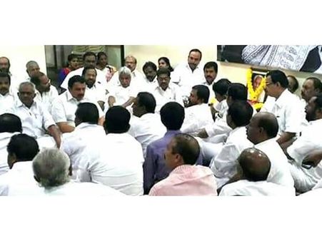 കരുണാകരനോടു ചെയ്ത പാപങ്ങള്‍ ഇനിയാരും എണ്ണിപ്പറയേണ്ടെന്ന് മുരളീധരന്‍; രണ്ടു ശത്രുക്കളെ നേരിടുന്ന പാര്‍ട്ടിയെ തളര്‍ത്തരുത്