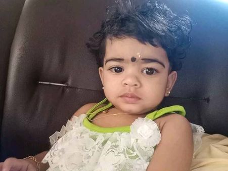 വീട്ടുമുറ്റത്ത് കാറ് മാറ്റി പാര്‍ക്ക് ചെയ്യുന്നതിനിടെ അബദ്ധത്തില്‍ കാറ് തട്ടി ഒന്നരവയസ്സുകാരി മരിച്ചു